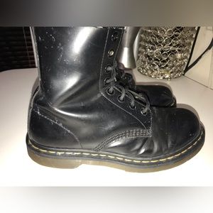 Sz8 DR. MARTENS GOOD CONDITION VISBLE SCUFF MARKS USED WORN